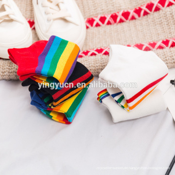 Bunte gestreifte Regenbogen-Baumwollsocken für Damen